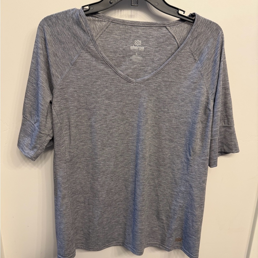 Sherpa Women's Short Sleeve V-Neck Top - Gray
